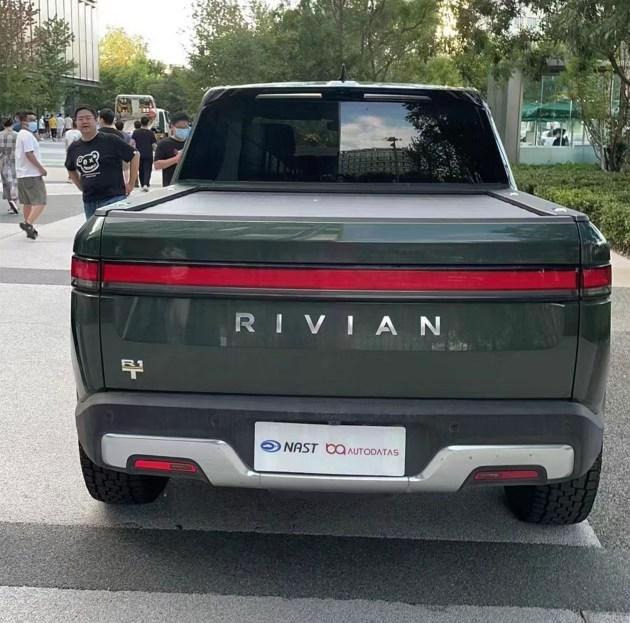 RIVIAN R1T现身小米科技园2.jpg